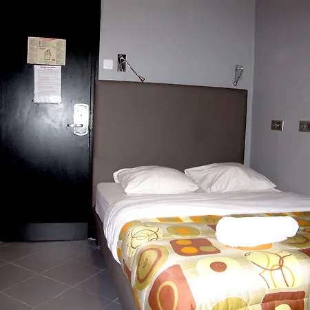 Hostel Peace & Párizs